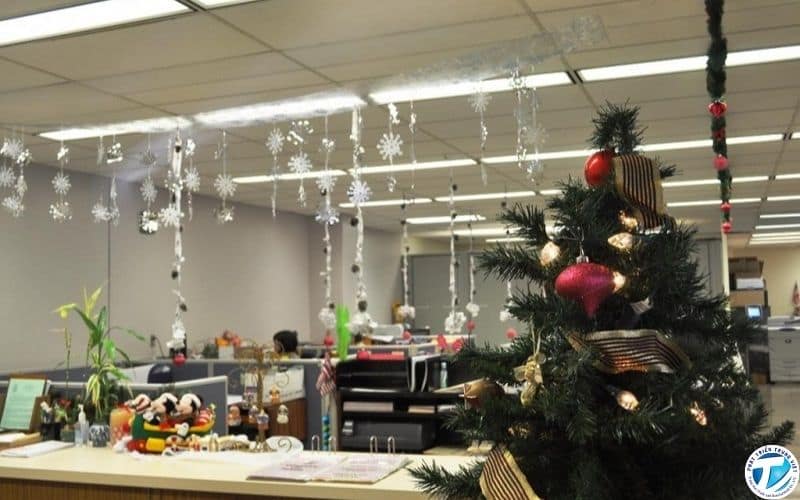 Trang trí Noel văn phòng với cây thông và phụ kiện mùa đông